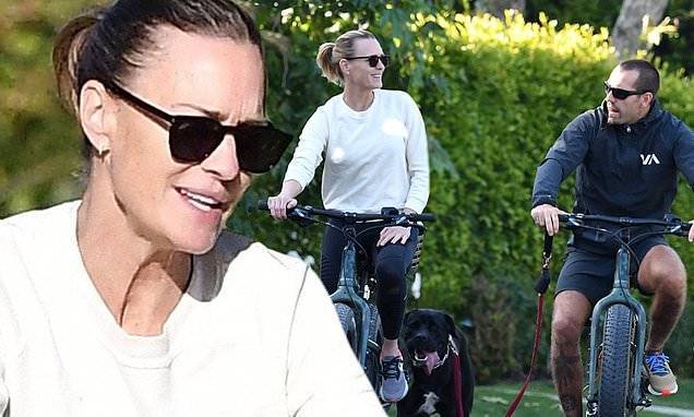 Robin Wright - Clement Giraudet - Robin Wright and Clement Giraudet enjoy a late day bike ride as COVID-19 shutdown continues in LA - dailymail.co.uk - Los Angeles