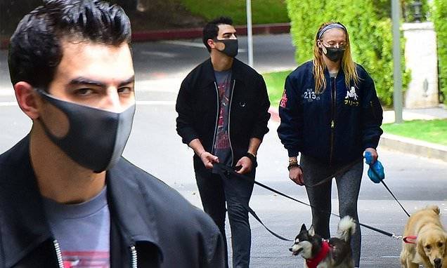Joe Jonas - Joe Jonas and Sophie Turner wear sleek black masks while walking dogs in Los Angeles amid pandemic - dailymail.co.uk - Los Angeles - city Los Angeles