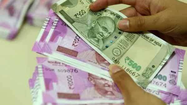Rupee recovers after touching an intraday all-time low against US dollar - livemint.com - Usa - India - city Mumbai