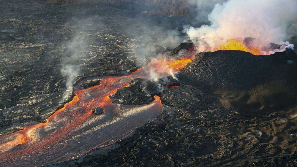 Did heavy rains trigger the eruption of the most dangerous U.S. volcano? Scientists are skeptical - sciencemag.org - state Hawaii