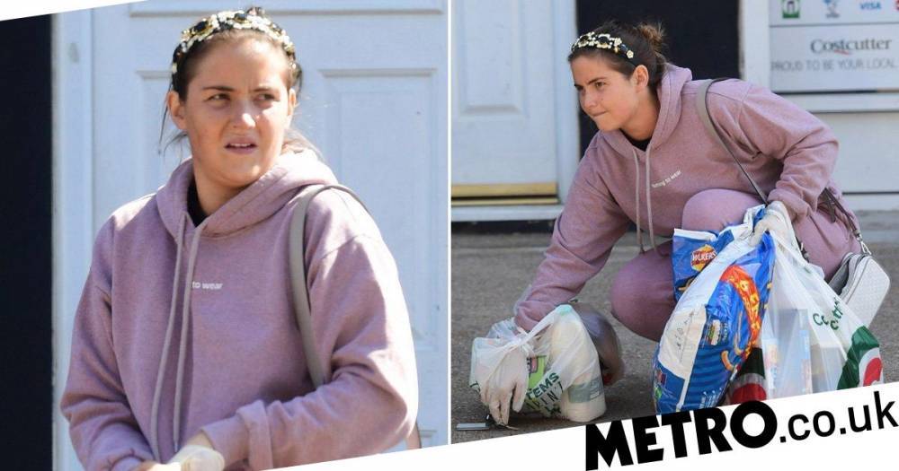 Jacqueline Jossa - Dan Osborne - Jacqueline Jossa is all of us in lockdown as she heads out for essentials in a tracksuit and gloves - metro.co.uk - France