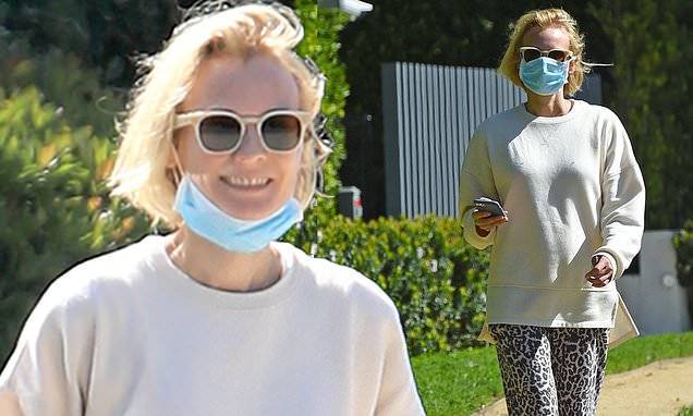 Diane Kruger - Diane Kruger flashes a smile as she steps out with her mask for a solo outing in LA - dailymail.co.uk - Los Angeles - city Los Angeles