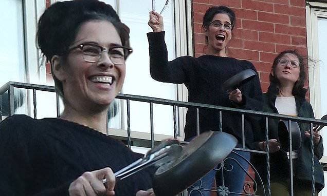 Sarah Silverman - Annie Segal - Sarah Silverman continues the New York City tradition of cheering essential workers - dailymail.co.uk - city New York