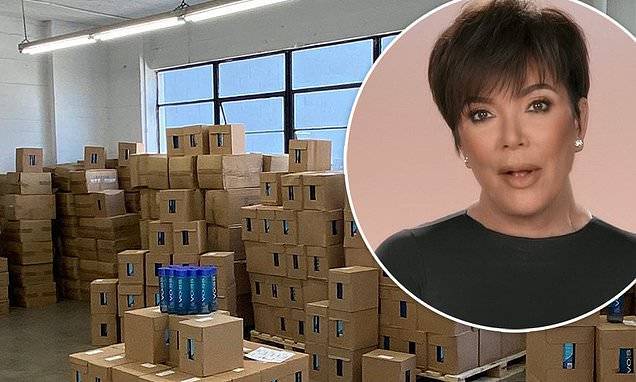 Kylie Jenner - Kris Jenner - Kris Jenner donates thousands of bottles of water to essential healthcare workers in Los Angeles - dailymail.co.uk - Los Angeles - city Los Angeles - county Cedar