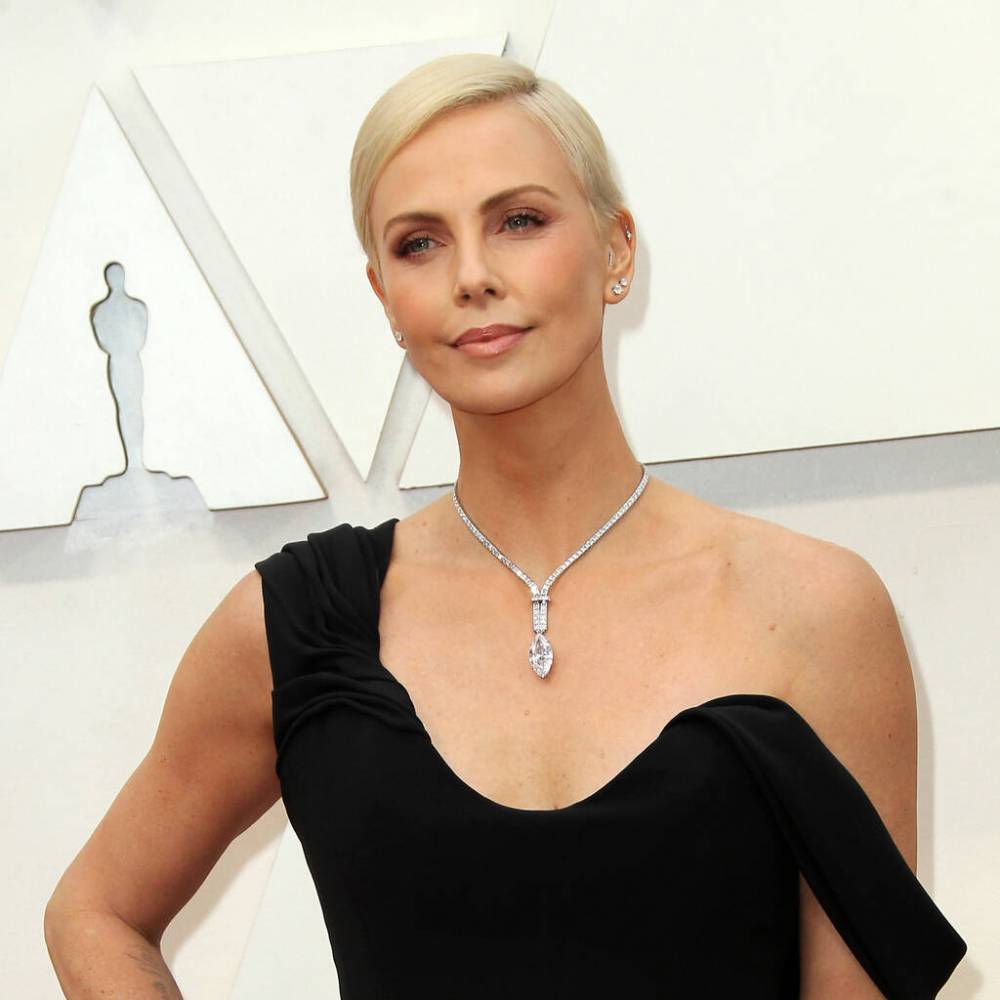 Charlize Theron - Africa Theron - Charlize Theron commits $1 million to coronavirus relief and domestic violence support - peoplemagazine.co.za