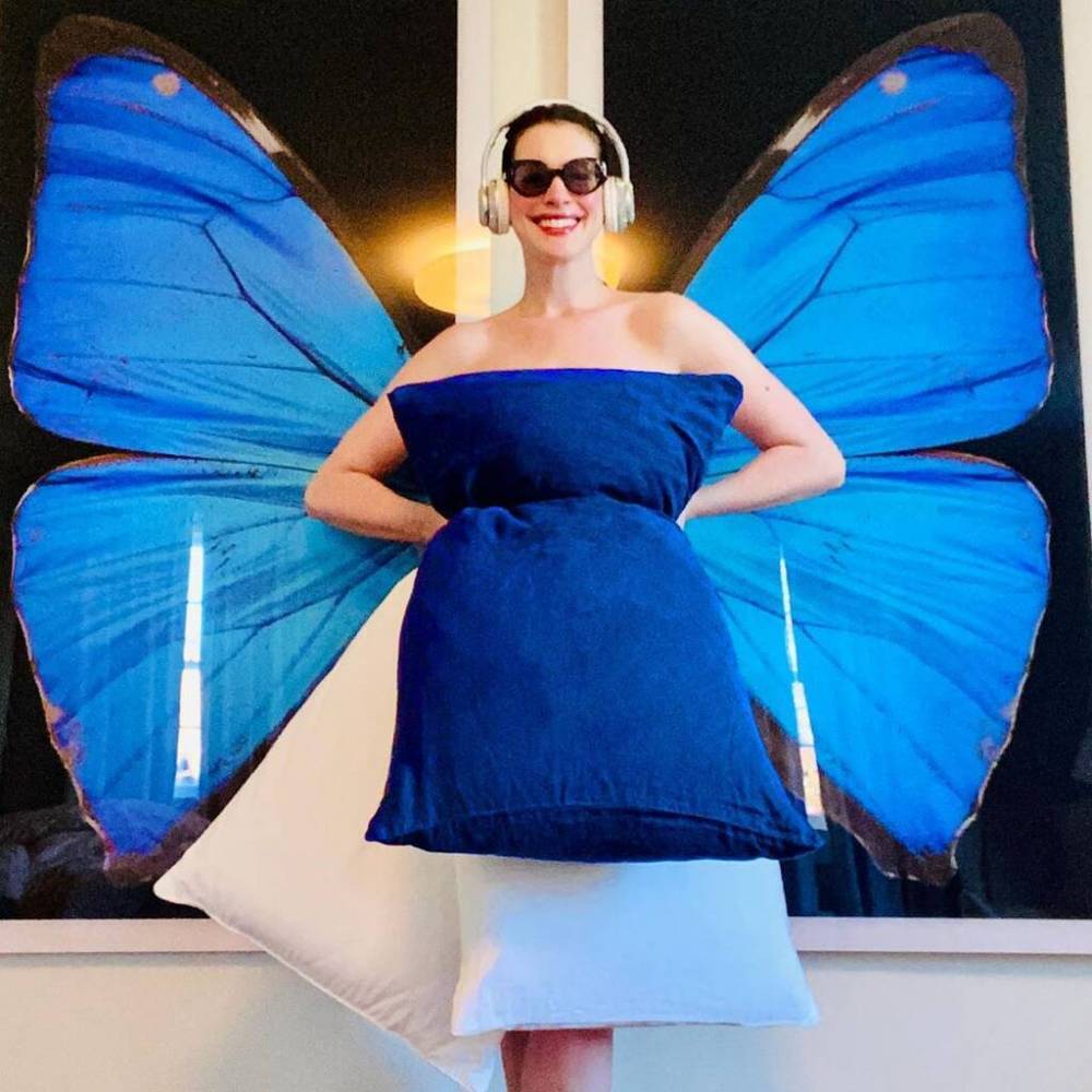 Anne Hathaway - Anne Hathaway recreates The Princess Diaries look for social media Pillow Challenge - peoplemagazine.co.za - Usa