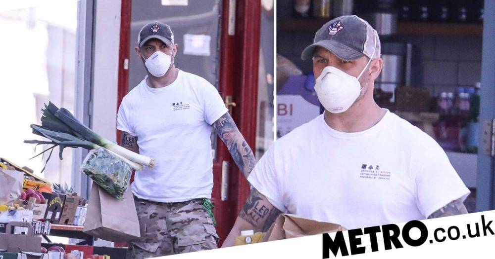 Tom Hardy - Tom Hardy buys massive leeks as he pops out for supplies during coronavirus lockdown - metro.co.uk - city London