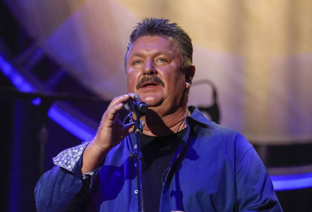 Joe Diffie - Online conspiracy theorists twist singer's COVID-19 death - clickorlando.com - state Tennessee - city Chicago - city Nashville, state Tennessee