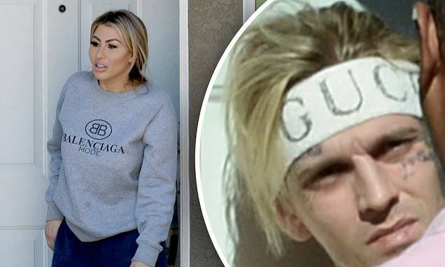 Aaron Carter - Melanie Martin - Aaron Carter and girlfriend Melanie Martin poke their heads out of their house to pick up packages - dailymail.co.uk