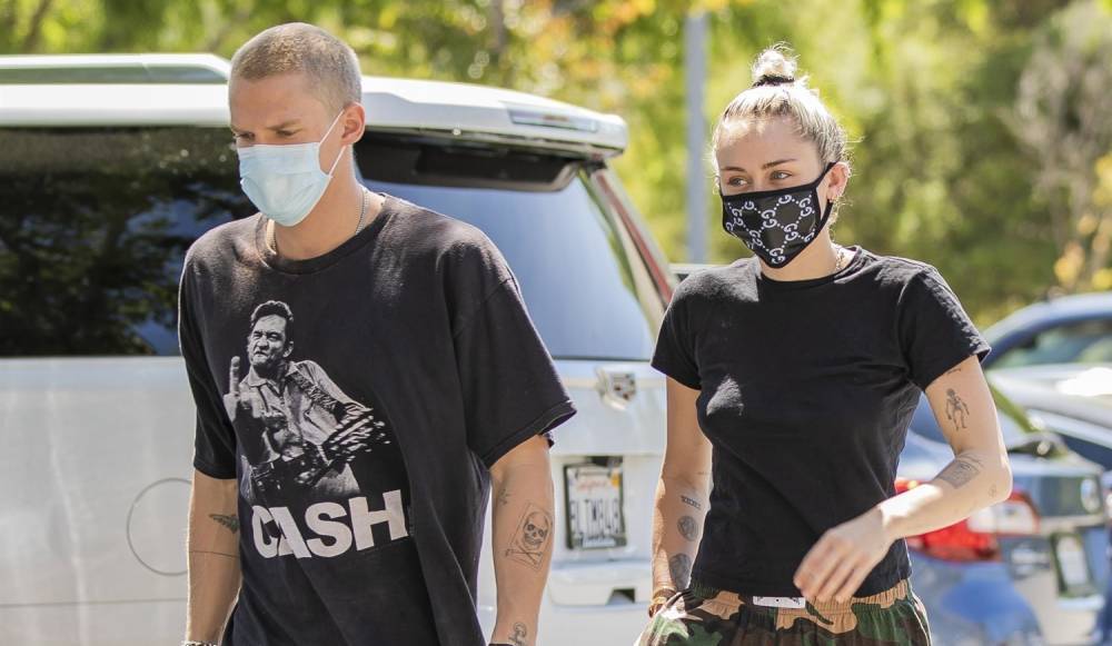 Miley Cyrus & Cody Simpson Wear Their Masks on a Morning Coffee Date - justjared.com - city Cody, county Simpson - county Simpson