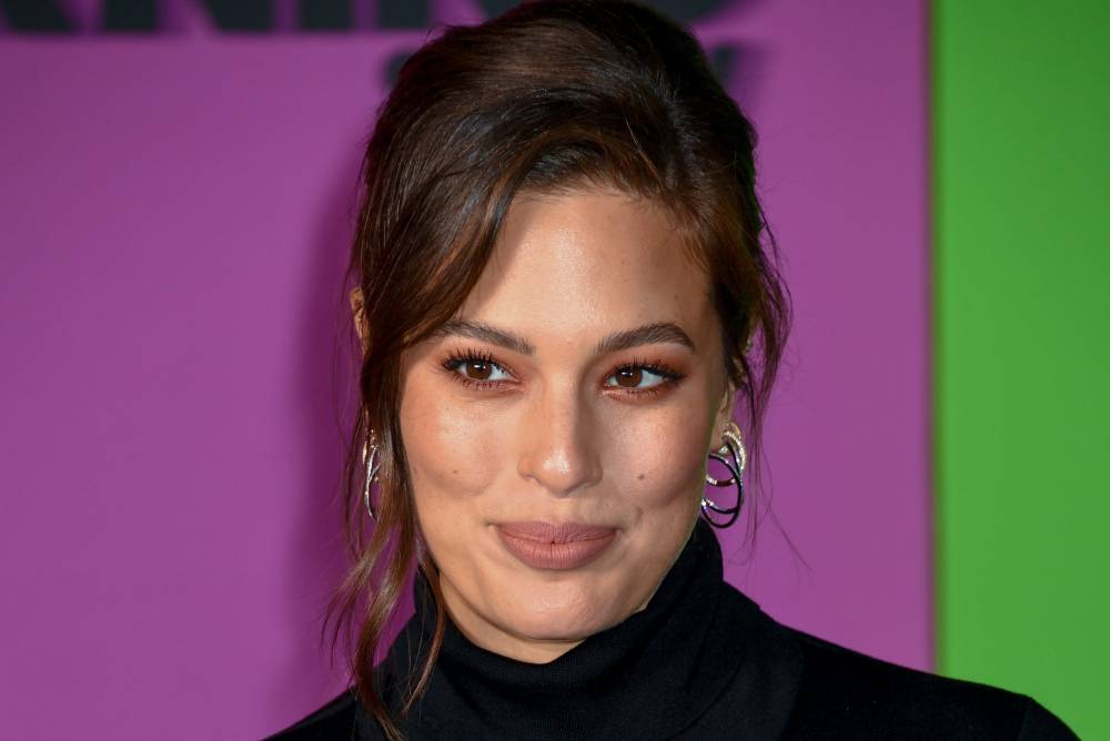 Ashley Graham Breastfeeds Son In Photo For Special COVID-19 Issue Of Vogue - etcanada.com