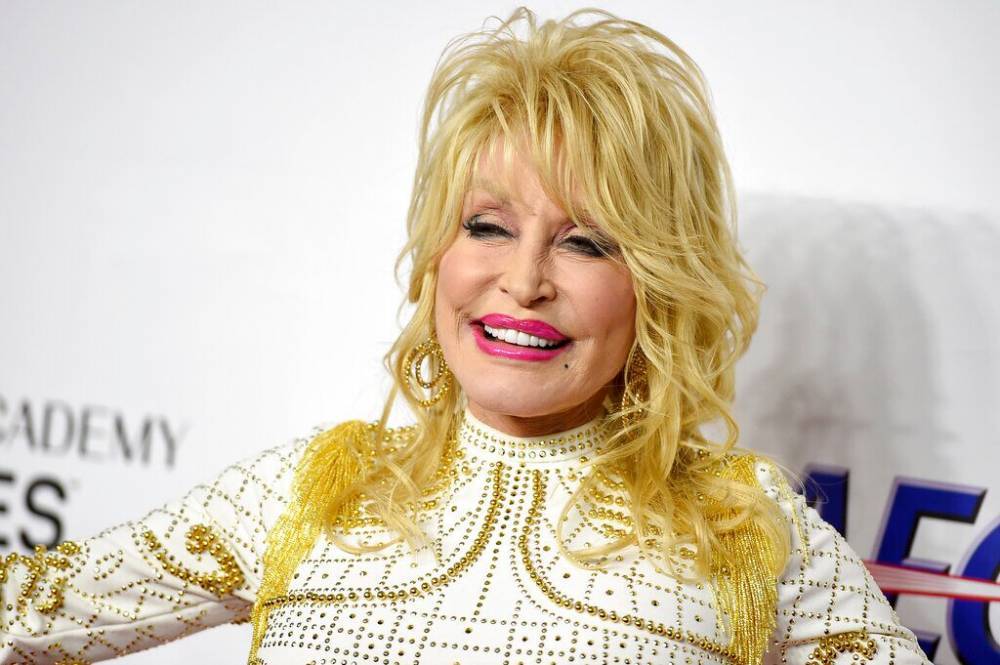 Dolly Parton’s still doing her glam routine in quarantine, shares only way she’d be ‘caught without makeup’ - foxnews.com
