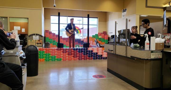 Edmonton musician thanks grocery workers with free concert - globalnews.ca