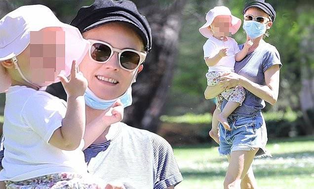Diane Kruger - Diane Kruger stays cool in t-shirt and denim cutoffs on trip to the park with toddler daughter in LA - dailymail.co.uk - Los Angeles