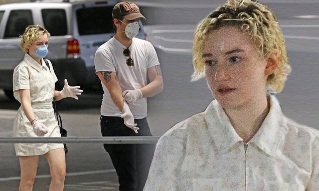 Mark Foster - Julia Garner is springtime chic in floral jumpsuit during grocery run with husband Mark Foster in LA - dailymail.co.uk - city Studio - county Foster
