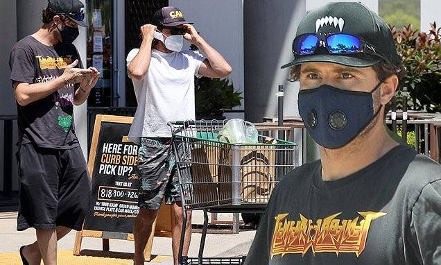 Brody Jenner - Brody Jenner serves summer vibes as he makes grocery run in Calabasas amid quarantine - dailymail.co.uk