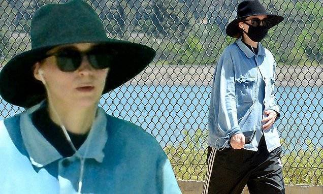 Rooney Mara blocks out the sun with a black fedora as she breaks quarantine for a walk - dailymail.co.uk