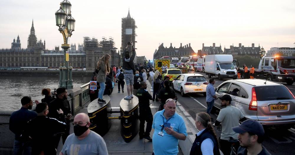 River Thames - Cressida Dick - Coronavirus social distancing rules ignored again on Westminster Bridge during NHS clap - mirror.co.uk