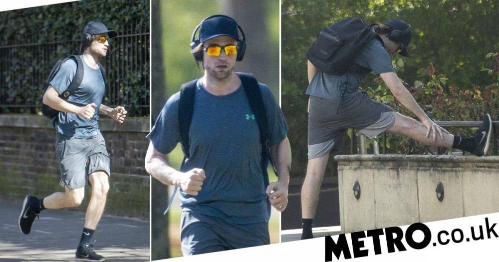 Robert Pattinson - Bruce Wayne - Robert Pattinson won’t let lockdown stop him from getting in shape for The Batman as he heads out on gruelling run - metro.co.uk
