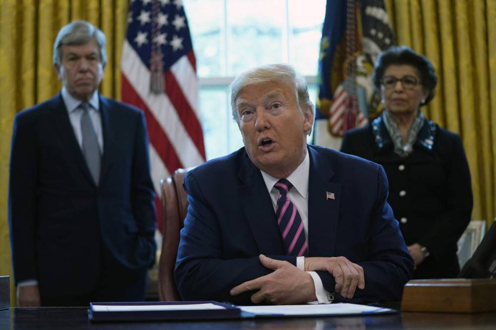 Donald Trump - Trump signs $484 billion measure to aid employers, hospitals - clickorlando.com - Usa