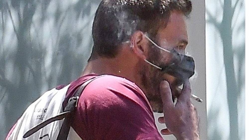 Ana De-Armas - Ben Affleck spotted with his protective mask off to smoke a cigarette in public - foxnews.com - Los Angeles