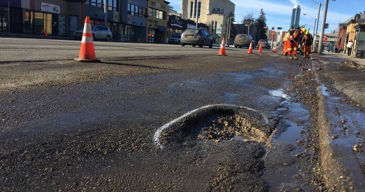 Edmonton traffic down 50%, pothole work and street sweeping underway with COVID-19 adjustments - globalnews.ca