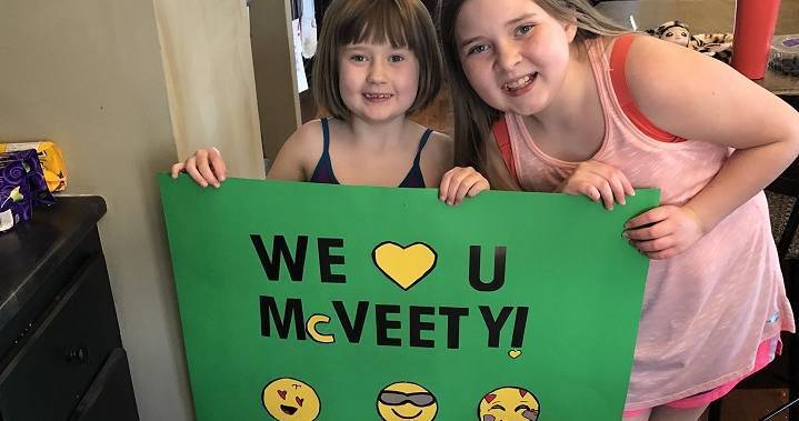 McVeety School students in Regina receive special visit from teachers: ‘We miss them’ - globalnews.ca