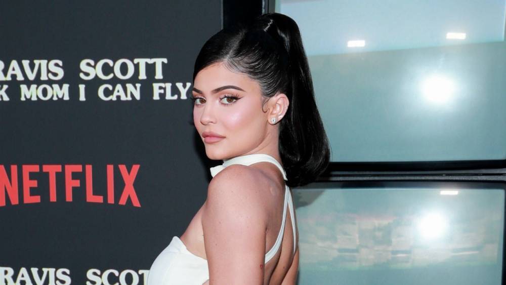 Kylie Jenner - Kylie Jenner Shares a Fresh-Faced Selfie While Staying Makeup-Free During Quarantine - etonline.com