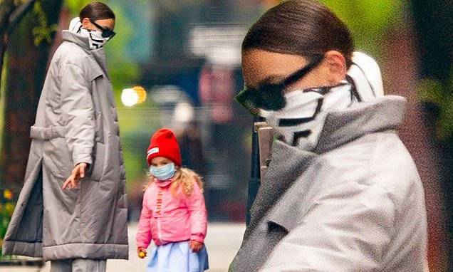 Irina Shayk - Irina Shayk bundles up in taupe for a walk with daughter Lea in NYC during break from quarantine - dailymail.co.uk - city New York - Russia - county Lea