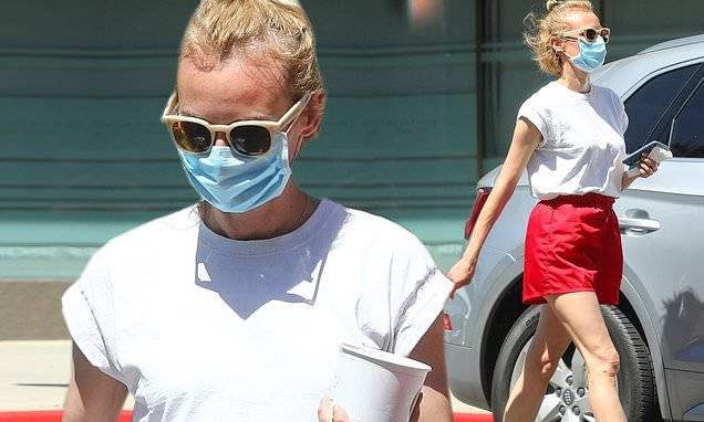 Diane Kruger - Diane Kruger flaunts her toned legs while grabbing frozen yogurt for herself and beau Norman Reedus - dailymail.co.uk - Los Angeles