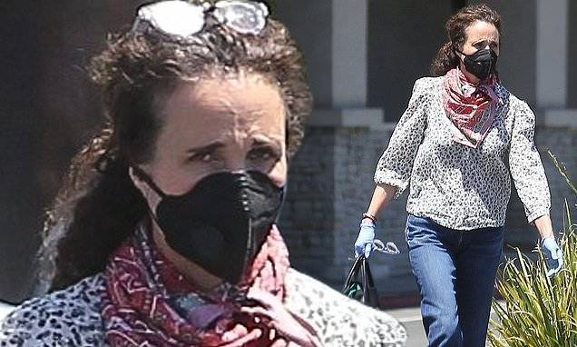 Andie MacDowell protects herself with a black reusable face mask and gloves as she runs errands - dailymail.co.uk - Los Angeles