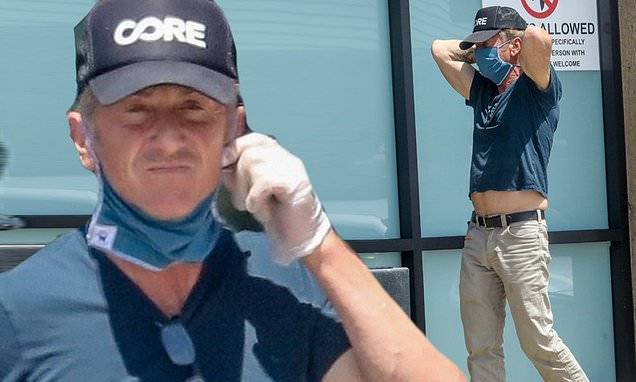 Sean Penn - Sean Penn steps out with a mask and gloves for errands run in Malibu - dailymail.co.uk - city Malibu