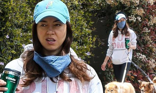 Aubrey Plaza walks her dogs with a friend in LA - dailymail.co.uk - Los Angeles - city Los Angeles