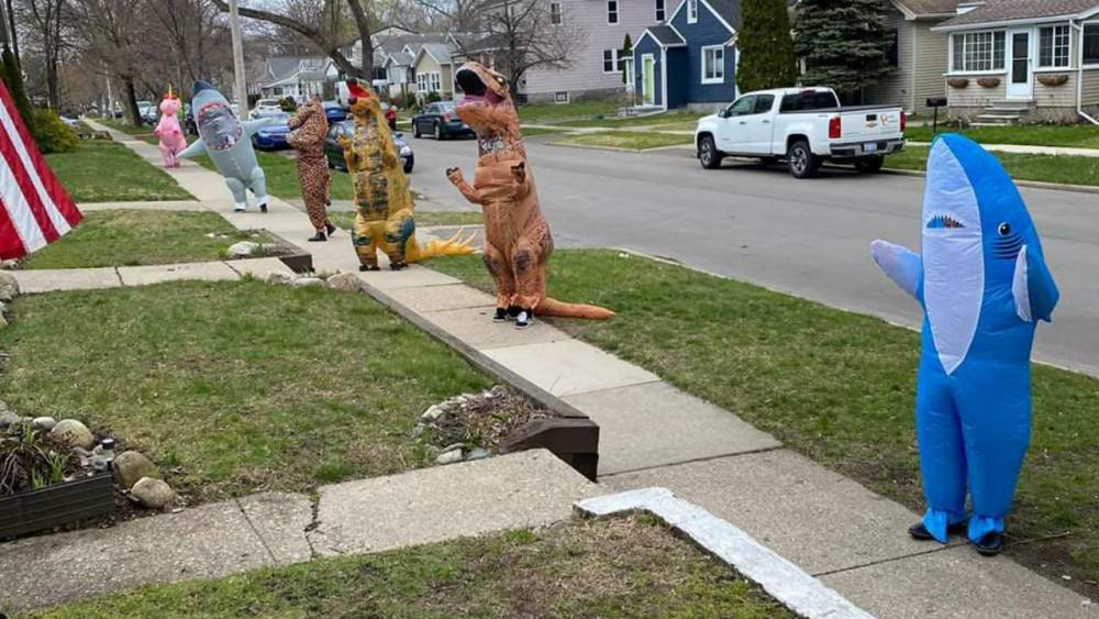 Watch out for that T-Rex! Group bringing cheer during pandemic by walking as inflatable animals - clickorlando.com - Usa - state Michigan