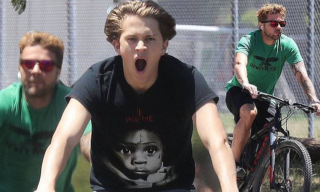 Reese Witherspoon - Ryan Phillippe - Ryan Phillippe goes mask free as he joins son Deacon on a bike ride during social-isolation break - dailymail.co.uk