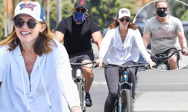 Chris Pratt - Katherine Schwarzenegger - Katherine Schwarzenegger hides her baby bump during happy bike ride with Chris Pratt and dad Arnold - dailymail.co.uk - Los Angeles