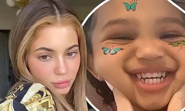 Kylie Jenner - Travis Scott - Kylie Skin - Kylie Jenner stuns in natural makeup look and Versace robe after playtime with Stormi - dailymail.co.uk - county Story