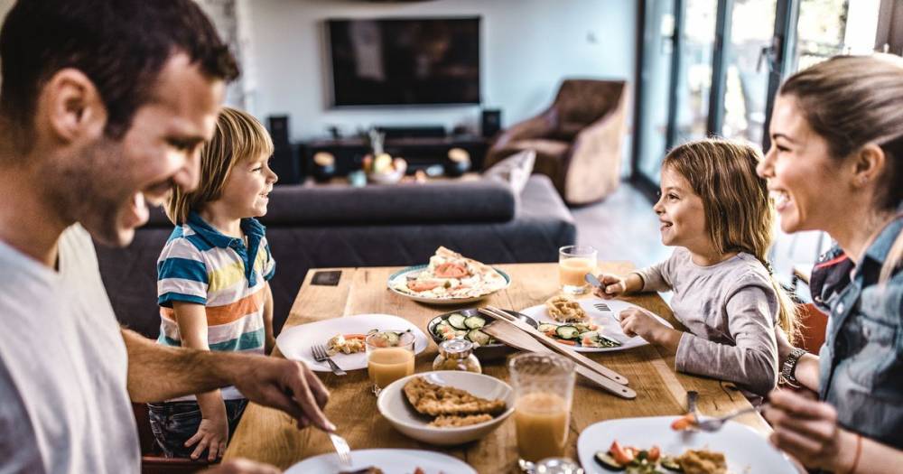 Family dining tables home to 57 disagreements every year - as well as 468 jokes - mirror.co.uk