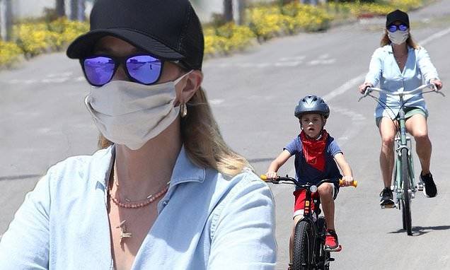 Reese Witherspoon - Reese Witherspoon takes in some fresh air as she enjoys bike ride with her son Tennessee in Malibu - dailymail.co.uk - state Tennessee