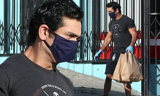 Kumail Nanjiani shows off his buff Eternals arms as he dons a mask and gloves to get takeaway - dailymail.co.uk - Los Angeles - city Los Angeles