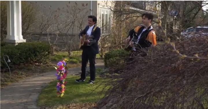 Arkells serenade McMaster student in mock graduation amid COVID-19 pandemic - globalnews.ca