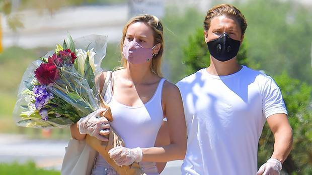 Brie Larson - Brie Larson Shows How To Do Protective Gear Right Looks Stylish Buying Flowers With Her Boyfriend - hollywoodlife.com - Los Angeles