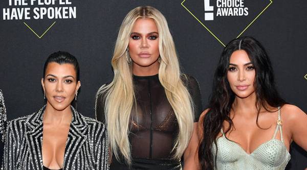 Kim Kardashian Is Going to Take a Fan to Lunch with Her Sisters - justjared.com - Los Angeles