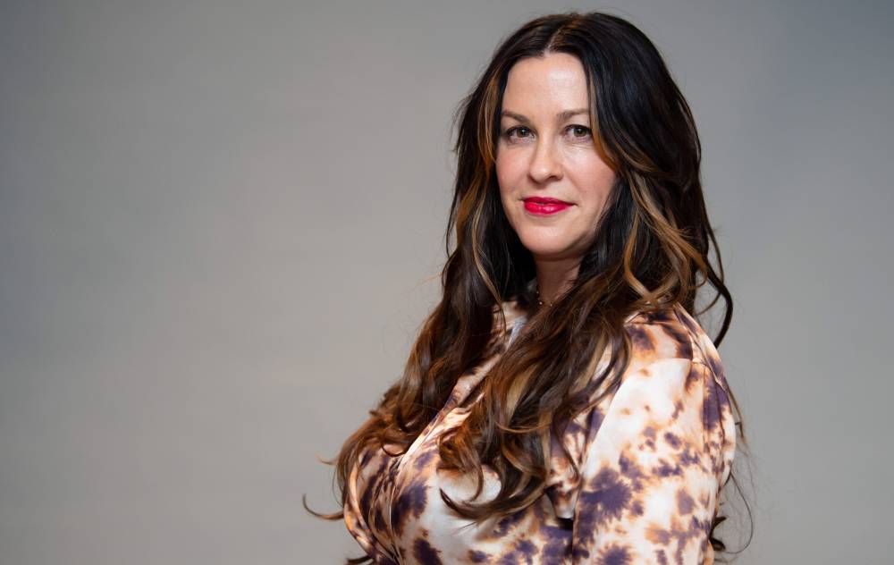 Alanis Morissette - Alanis Morissette Opens Up About Going Through The First Stages Of Menopause While Breastfeeding - etcanada.com