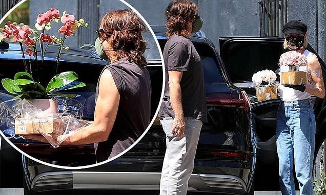 Diane Kruger and Norman Reedus wear masks as they stop by florist to pick up flower arrangements - dailymail.co.uk - Los Angeles
