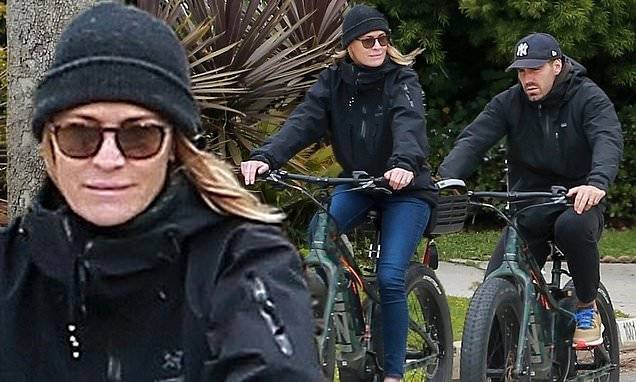 Robin Wright - Clement Giraudet - Robin Wright, 54, bundles up in all black as she enjoys bike ride with Clement Giraudet, 35, and dog - dailymail.co.uk - city Santa Monica