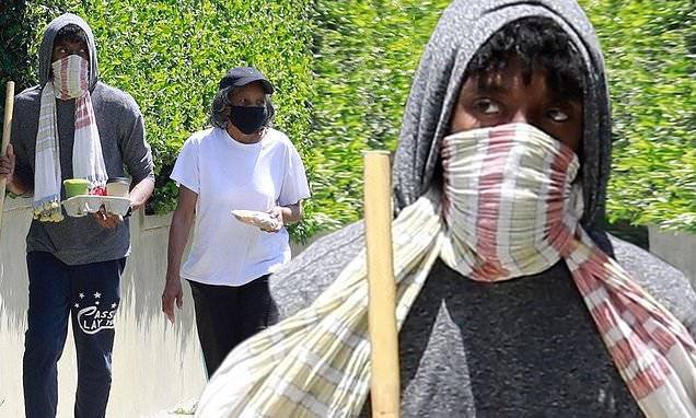Chadwick Boseman steps out with a scarf to cover his face and a walking stick while out with his mom - dailymail.co.uk - Los Angeles