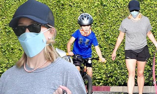 Reese Witherspoon - Reese Witherspoon wears COVID-19 face mask for Malibu stroll with her son Tennessee - dailymail.co.uk - state Tennessee