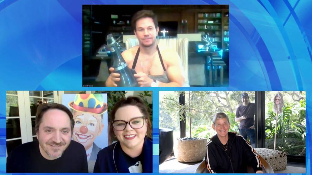 Mark Wahlberg - Mark Wahlberg Surprises Melissa McCarthy And Ben Falcone On ‘Ellen’ Wearing Just An Apron - etcanada.com