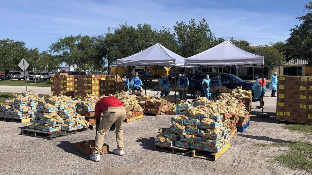 Hundreds of Kissimmee residents receive free bags of produce, snacks - clickorlando.com - county Brevard